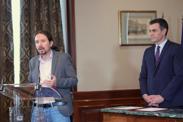 El líder de Podemos, Pablo Iglesias, ofrece una rueda de prensa en el Congreso de los Diputados tras firmar el principio de acuerdo con el presidente del Gobierno en funciones, Pedro Sánchez (d) para compartir un gobierno de coalición tras las elecciones
