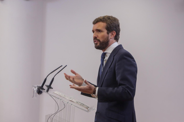 El presidente del Partido Popular, Pablo Casado, ofrece una rueda de prensa en el Congreso de los Diputados tras su consulta con el Rey sobre una posible investidura del candidato socialista como Presidente del Gobierno, en Madrid (España), a 11 de diciem