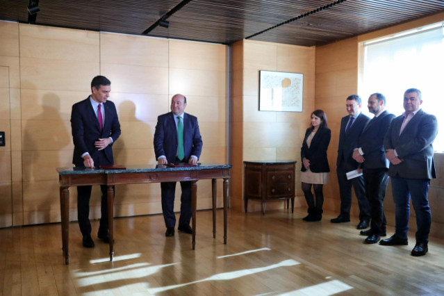 El presidente del Gobierno en funciones, Pedro Sánchez (1i) y el presidente del EBB del PNV, Andoni Ortuzar  (2i), durante la firma del acuerdo entre el PSOE y el PNV para la investidura de Pedro Sánchez, junto a la portavoz del PSOE en el Congreso, Adria