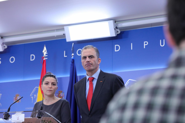 El portavoz de Vox en el Ayuntamiento de Madrid, Javier Ortega Smith y la secretaria general del Grupo Parlamentario de VOX, Macarena Olona, en rueda de prensa en el  Congreso, Madrid (España) a 30 de diciembre de 2019.