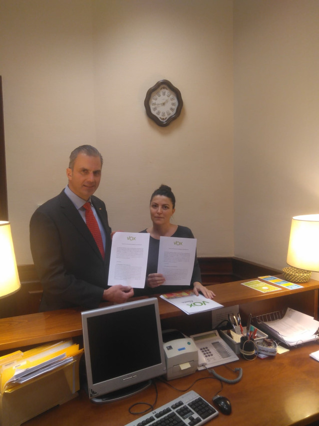 Javier Ortega Smith, secretario general de Vox, y Macarena Olona, secretaria general de Vox en el Congreso, registran preguntas en la Cámara Baja