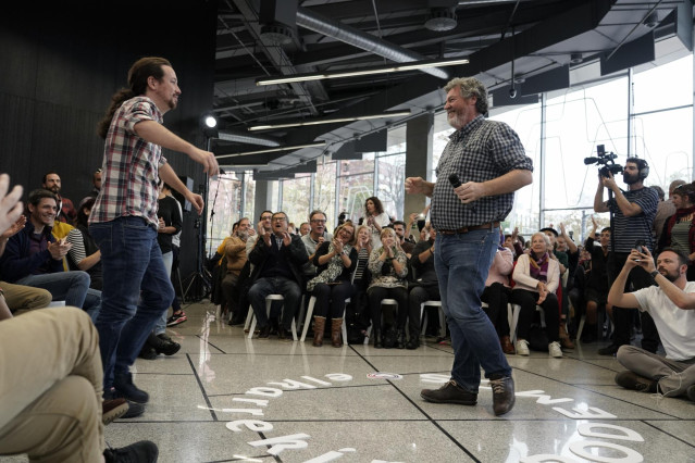 El candidato a la presidencia del Gobierno por Unidas Podemos, Pablo Iglesias (i) y el diputado de Unidas Podemos en el Congreso por Álava, Juan López de Uralde en un acto político, en el Palacio Euskalduna, en Bilbao (España), a 7 de noviembre de 2019.