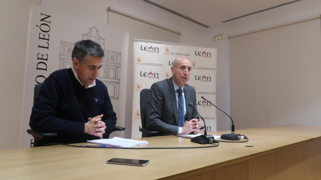 El alcalde de León, José Antonio Diez, junto al concejal de Hacienda, Carmelo Alonso, presentando los presupuestos del ejercicio 2020.
