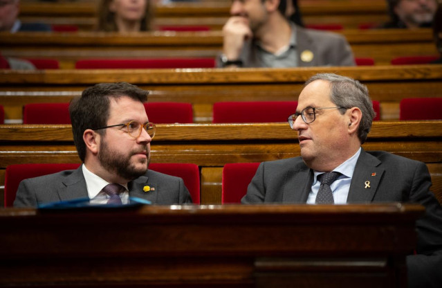 El vicepresidente de la Generalitat, Pere Aragonès, y el presidente de la Generalitat, Quim Torra, durante una sesión plenaria del Parlament