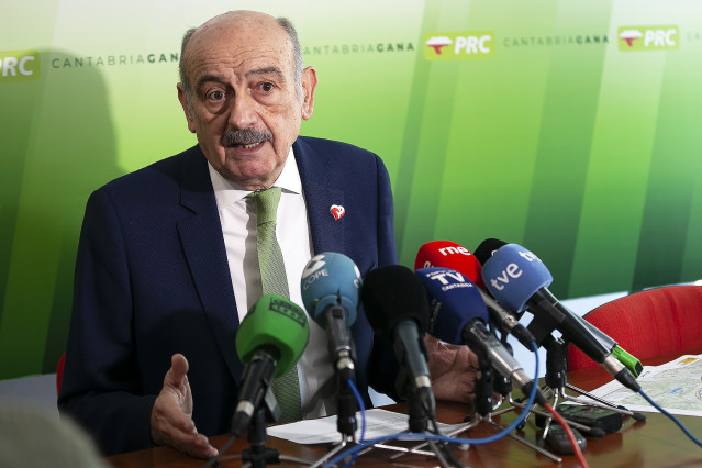José María Mazón, diputado del PRC, valora en rueda de prensa el acuerdo con el PSOE