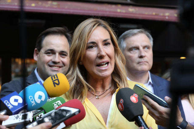 La vicesecretaria de Organización del PP, Ana Beltrán, en declaraciones a los medios junto al presidente del PP en C-LM, Paco Núñez, y el presidente en Ciudad Real, Paco Cañizares