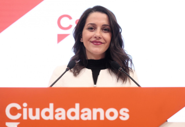 La portavoz de Ciudadanos en el Congreso, Inés Arrimadas, posa momentos antes de ofrecer una rueda de prensa tras una reunión de la Comisión Gestora de Ciudadanos con la dirección del grupo parlamentario del partido en el Congreso de los Diputados, en la