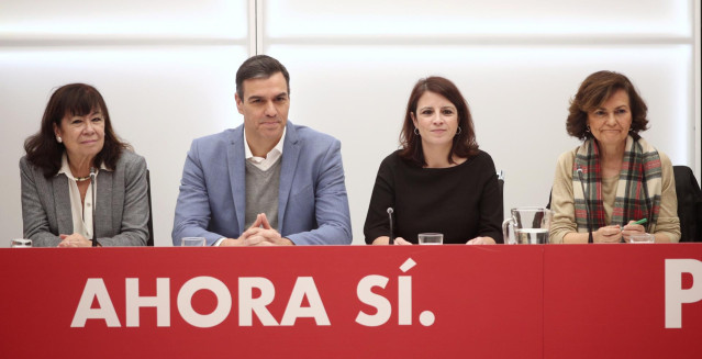 (I-D) La presidenta del PSOE, Cristina Narbona; el presidente del Gobierno en funciones, Pedro Sánchez; la vicesecretaria general y portavoz del Grupo Socialista en el Congreso, Adriana Lastra; y la vicepresidenta del Gobierno en funciones, Carmen Calvo.