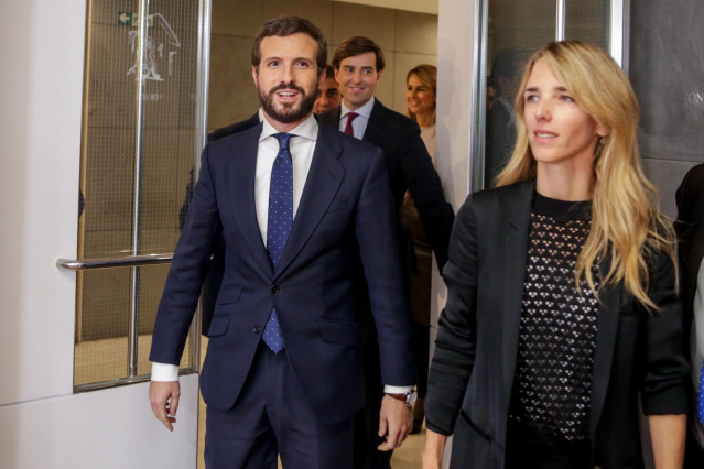 El presidente del Partido Popular, Pablo Casado (1i), se dirige a ofrecer una rueda de prensa, acompañado por la portavoz del PP en el Congreso de los Diputados, Cayetana Álvarez de Toledo (1d), y el vicesecretario de Comunicación del PP, Pablo Montesinos