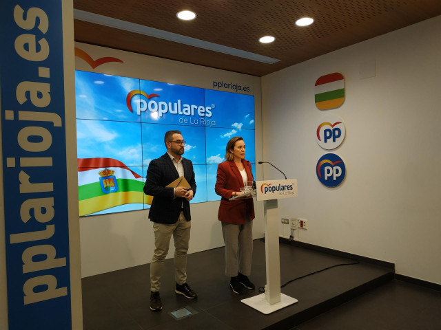 La diputada nacional, Cuca Gamarra, valora los principios de acuerdo para la investidura de Sánchez, junto al también diputado, Javier Merino