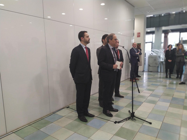 El presidente de la Generalitat, Quim Torra, al visitar junto al conseller de Políticas Digitales y Administración Pública, Jordi Puigneró, la Agencia de Ciberseguridad de Catalunya, el 3 de enero de 2020.