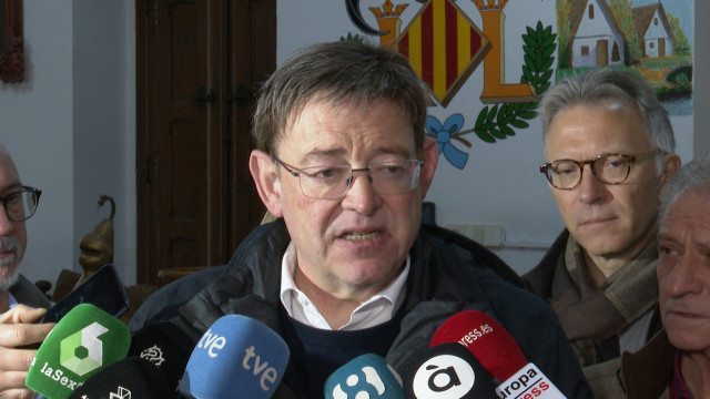 Puig atiende a los periodistas antes de dar un paseo en barca por l'Albufera