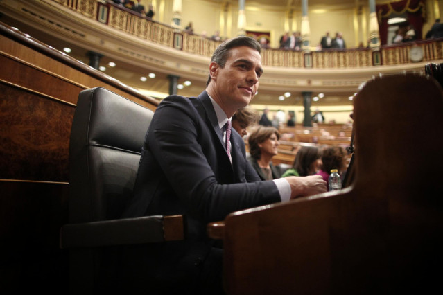 El presidente de Gobierno en funciones y secretario general del PSOE, Pedro Sánchez, sentado en su escaño en el Congreso de los Diputados antes de la primera sesión del debate de su investidura en la XIV Legislatura en Madrid (España), a 4 de enero de 201