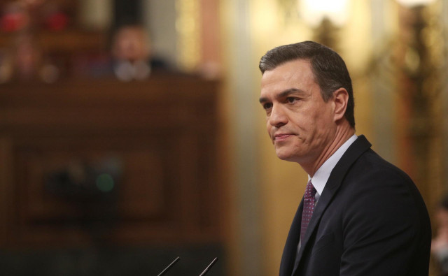 El presidente de Gobierno en funciones y secretario general del PSOE, Pedro Sánchez, pronuncia su discurso en la tribuna del Congreso de los Diputados durante la primera sesión del debate de su investidura en la XIV Legislatura en Madrid (España), a 4 de