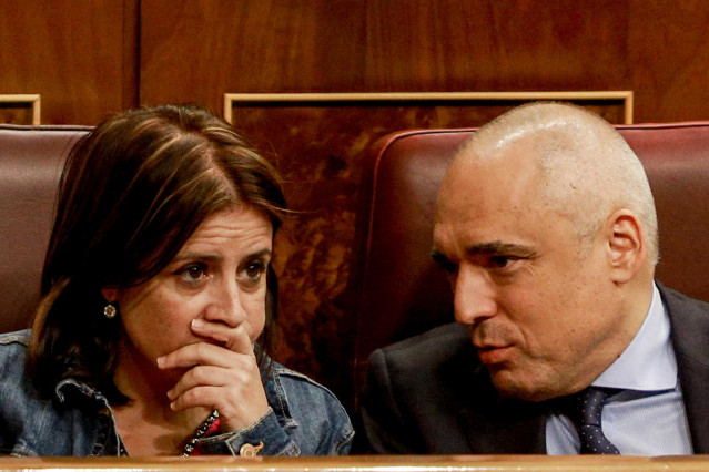 La portavoz parlamentaria del PSOE, Adriana Lastra y el portavoz del PSOE en el Congreso, Rafael Simancas