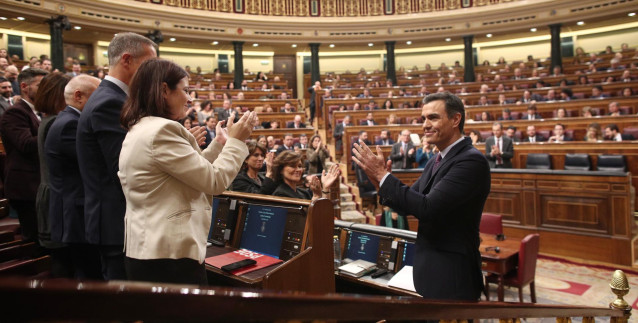 El presidente de Gobierno en funciones, Pedro Sánchez, es aplaudido por su compañeros del PSOE tras pronunciar su discurso en el Congreso de los Diputados durante la primera sesión del debate de su investidura en la XIV Legislatura en Madrid (España), a 4