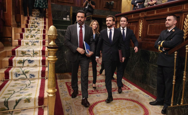 Los diputados del PP Guillermo Mariscal  (i) y Pablo Casado entran al Congreso de los Diputados, seguidos de Cayetana Álvarez de Toledo y Teodoro García Egea, antes de la primera sesión del debate de investidura del candidato socialista a la Presidencia d