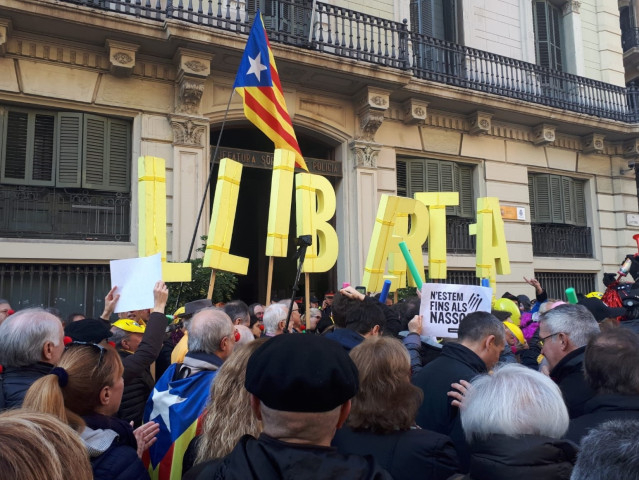 Concentración independentista ante la Jefatura de Policía en la Via Laietana de Barcelona el 4 de enero de 2019, al día siguiente de la orden de la JEC de retirar el escaño al presidente de la Generalitat Quim Torra