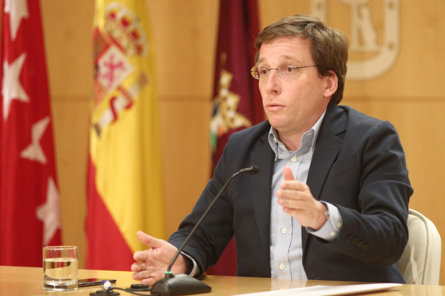 El alcalde de Madrid, José Luis Martínez- Almeida, durante su intervención en la reunión de la Junta de Gobierno de la ciudad de Madrid, en Madrid (España), a 26 de diciembre de 2019.