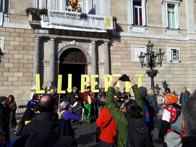 Concentración independentista ante la Generalitat el 4 de enero de 2019, al día siguiente de la orden de la JEC de retirar el escaño al presidente de la Generalitat Quim Torra