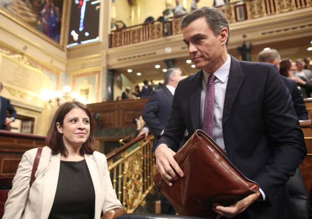 La portavoz del PSOE en el Congreso de los Diputados, Adriana Lastra, y  el presidente de Gobierno en funciones, Pedro Sánchez