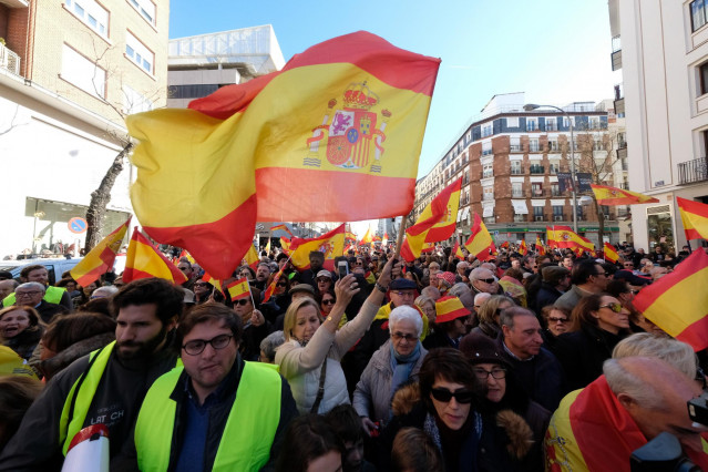 Varias personas portan banderas de España durante la manifestación convocada contra el pacto de Sánchez con Podemos y ERC, y a favor de la unidad de España