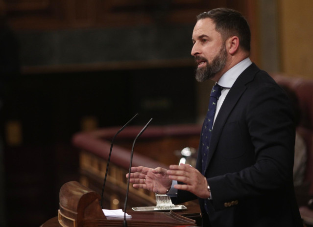 El presidente de Vox, Santiago Abascal, interviene desde la tribuna del Congreso de los Diputados en la primera sesión del debate de investidura