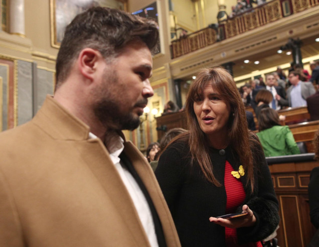 La portavoz de Junts per Catalunya (JxCat), Laura Borràs, hablando con el de ERC, Gabriel Rufián, en el Congreso