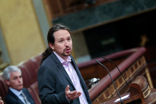El secretario general de Podemos, Pablo Iglesias, interviene desde la tribuna del Congreso de los Diputados en la primera sesión del debate de investidura del candidato socialista a la Presidencia de Gobierno en la XIV Legislatura en Madrid (España), a 4