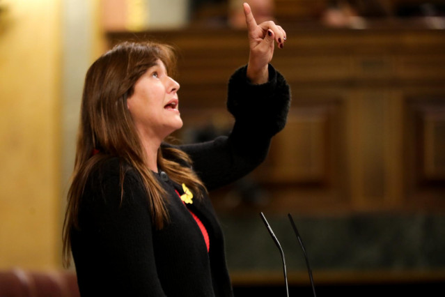 La portavoz del Grupo Plural y de JxCat en el Congreso de los Diputados, Laura Borràs, interviene desde la tribuna de la Cámara Baja en la primera sesión del debate de investidura del candidato socialista a la Presidencia de Gobierno en la XIV Legislatura