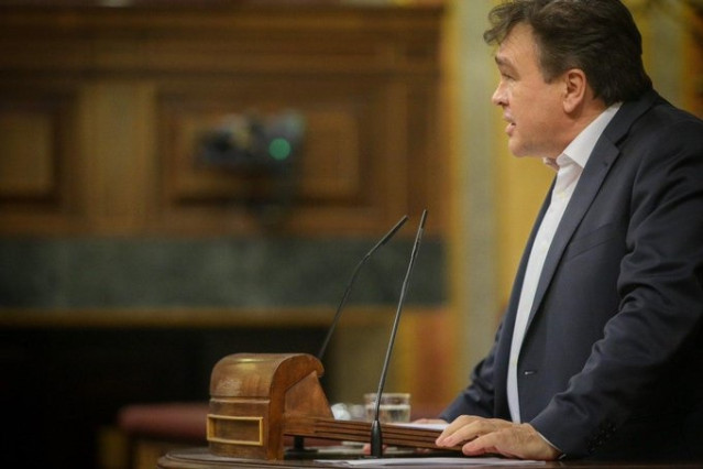 Tomás Guitarte, diputado de Teruel Existe, en la tribuna de oradores del hemiciclo