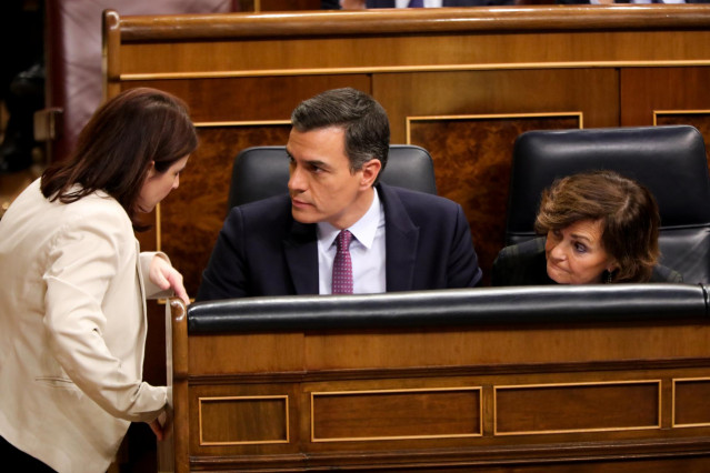 La portavoz del PSOE en el Congreso de los Diputados, Adriana Lastra (i), habla con el presidente en funciones, Pedro Sánchez.