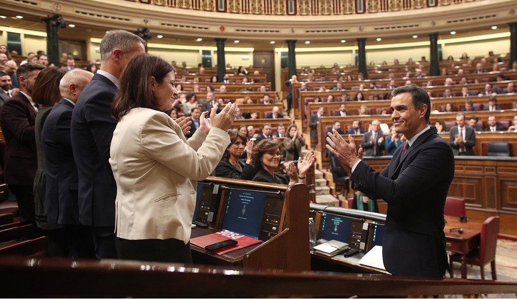 El presidente de Gobierno en funciones, Pedro Su00e1nchez, es aplaudido por su compau00f1eros del PSOE