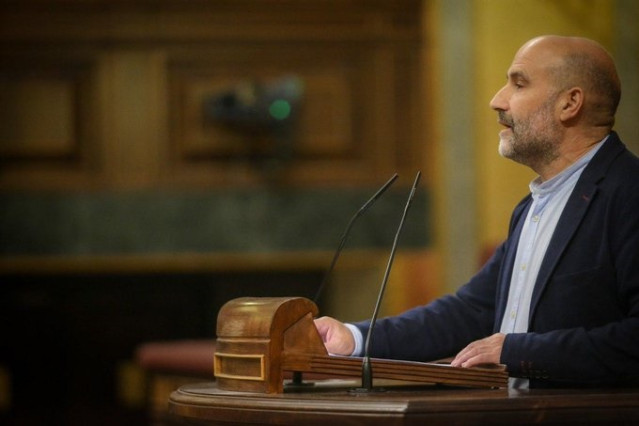 Néstor Rego, diputado del BNG, en la tribuna del hemiciclo