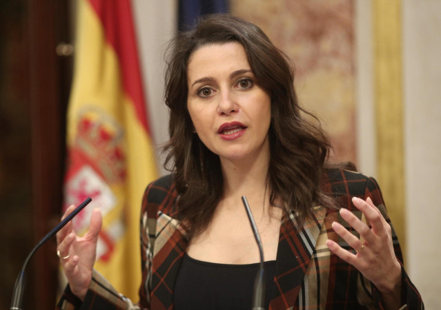 La portavoz parlamentaria de Ciudadanos, Inés Arrimadas, ofrece una rueda de prensa en el Congreso de los Diputados durante el descanso de la primera sesión del debate de investidura del candidato socialista a la Presidencia de Gobierno en la XIV Legislat