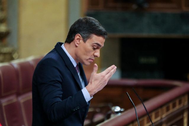 El presidente del Gobierno en funciones, Pedro Sánchez, da la réplica desde la tribuna del Congreso de los Diputados a los portavoces del Grupo Plural durante la primera sesión del debate de su investidura en la XIV Legislatura en Madrid (España), a 4 de