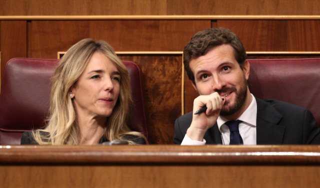 La portavoz del PP en el Congreso de los Diputados, Cayetana Álvarez de Toledo y el presidente del Partido Popular, Pablo Casado, en sus escaños en el Congreso de los Diputados durante la primera sesión del debate de investidura del candidato socialista a