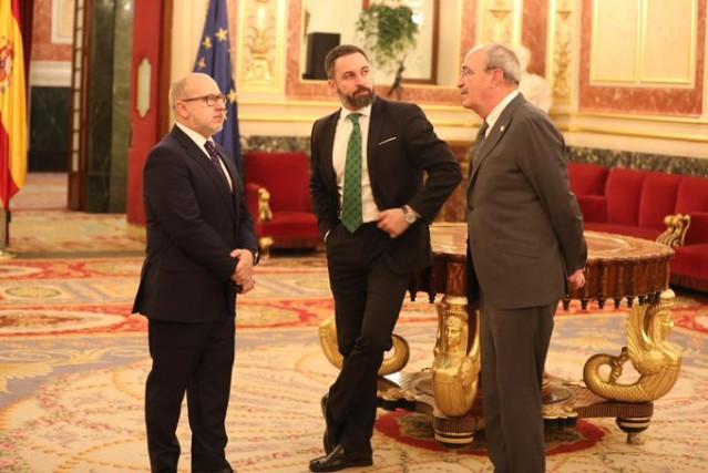 Santiago Abascal con Francisco José Alcaraz y Dioego Salvá, los diputados de Vox con familiares asesinados por ETA
