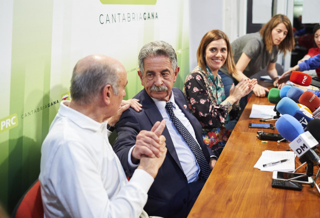 El diputado de PRC José María Mazón, el candidato a la presidencia de Cantabria por el PRC, Miguel Ángel Revilla, y la secretaria de Organización del PRC, Paula Fernández, comparecen en rueda de prensa tras conocer la victoria de su partido.