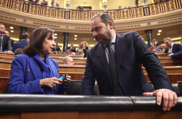 La ministra de Defensa y Asuntos Exteriores en funciones, Margarita Robles y el ministro de Fomento en funciones, José Luis Ábalos