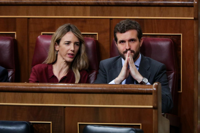 El presidente del PP, Pablo Casado y la portavoz del Partido Popular en el Congreso, Cayetana Álvarez de Toledo, durante la intervención de la portavoz de EH Bildu en el Congreso de los Diputados, Mertxe Aizpurua, en la segunda sesión del debate de invest