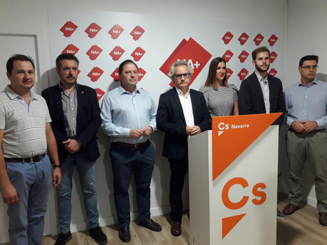 El portavoz de Ciudadanos en Navarra y parlamentario de Navarra Suma, Carlos Pérez-Nievas, en el centro de la imagen durante una rueda de prensa