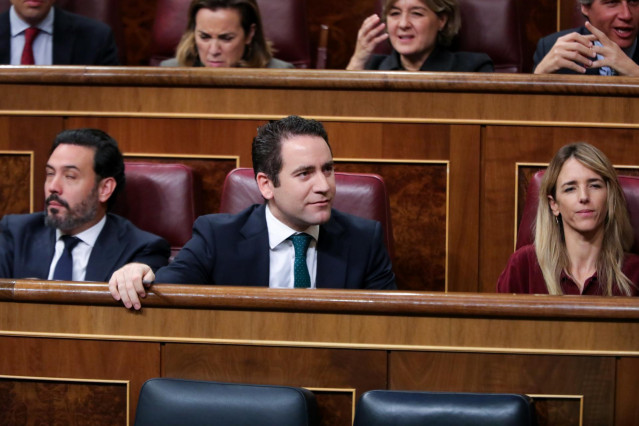 El secretario general del Partido Popular, Teodoro García Egea, durante la intervención de la portavoz del PSOE en el Congreso, Adriana Lastra, en la segunda sesión del debate de investidura del candidato socialista a la Presidencia de Gobierno en la XIV