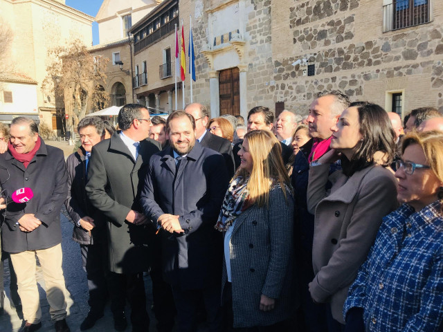 Distintos cargos del PP de Castilla-La Mancha, arropados por su jefe de filas Paco Núñez, se han concentrado en Toledo sobre la investidura.