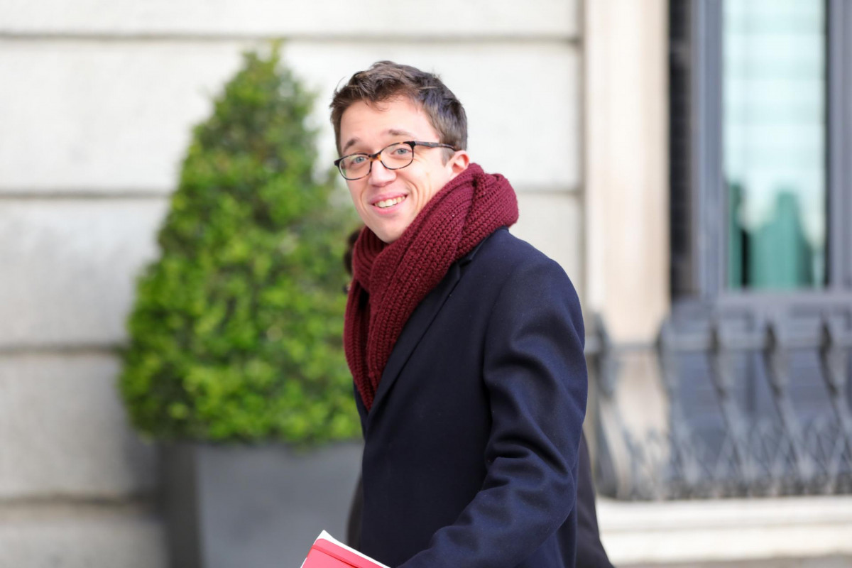 El líder de Más País, Íñigo Errejón, llega al Congreso de los Diputados para la segunda votación para la investidura del candidato socialista a la Presidencia del Gobierno, en Madrid (España),