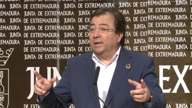 El presidente de la Junta, Guillermo Fernández Vara, en rueda de prensa