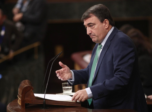 El portavoz del Partido Nacionalista Vasco (PNV) en el Congreso de los Diputados, Aitor Esteban, interviene en la segunda sesión de votación para la investidura del candidato socialista a la Presidencia del Gobierno en la XIV Legislatura, en Madrid (Españ