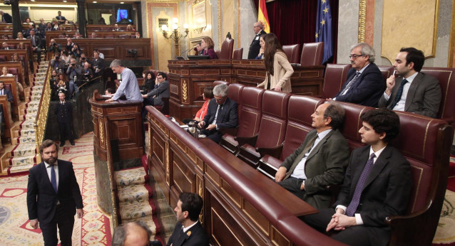 El secretario cuarto del Congreso, Adolfo Suárez Illana (PP), le da la espalda al diputado de EH Bildu en el Congreso, Oskar Matute
