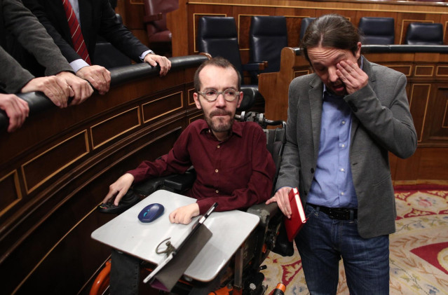 El secretario general de Podemos, Pablo Iglesias, emocionado en la investidura junto con el diputado del Unidas Podemos Pablo Echenique
