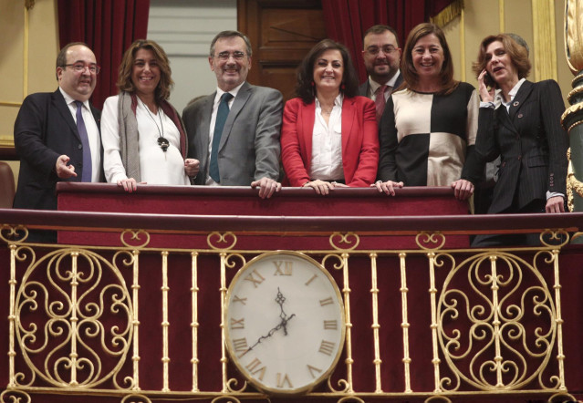 El primer secretario del PSC, Miquel Iceta, y la secretaria general del PSOE-Andalucía, Susana Díaz, junto a otros dirigentes, posando en la tribuna de invitados del Congreso en el día de la segunda votación para la investidura de Sánchez, en Madrid